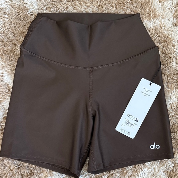 ALO Yoga Pants - ALO Yoga Airlift Energy Shorts 5’ - Small